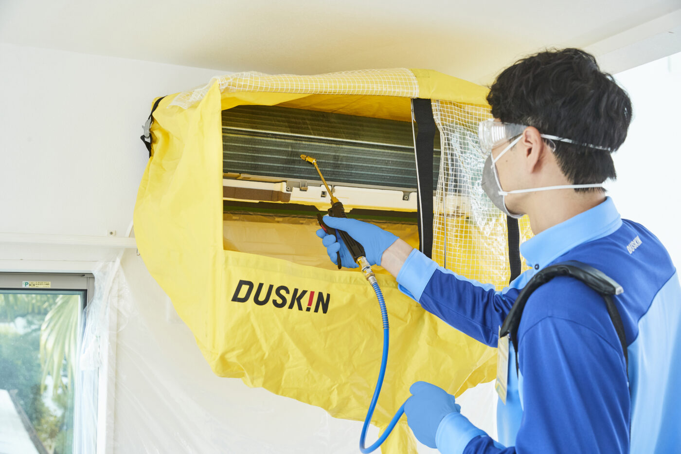 家庭用_エアコンクリーニング_すすぎ_男性_サービスシーン_2026