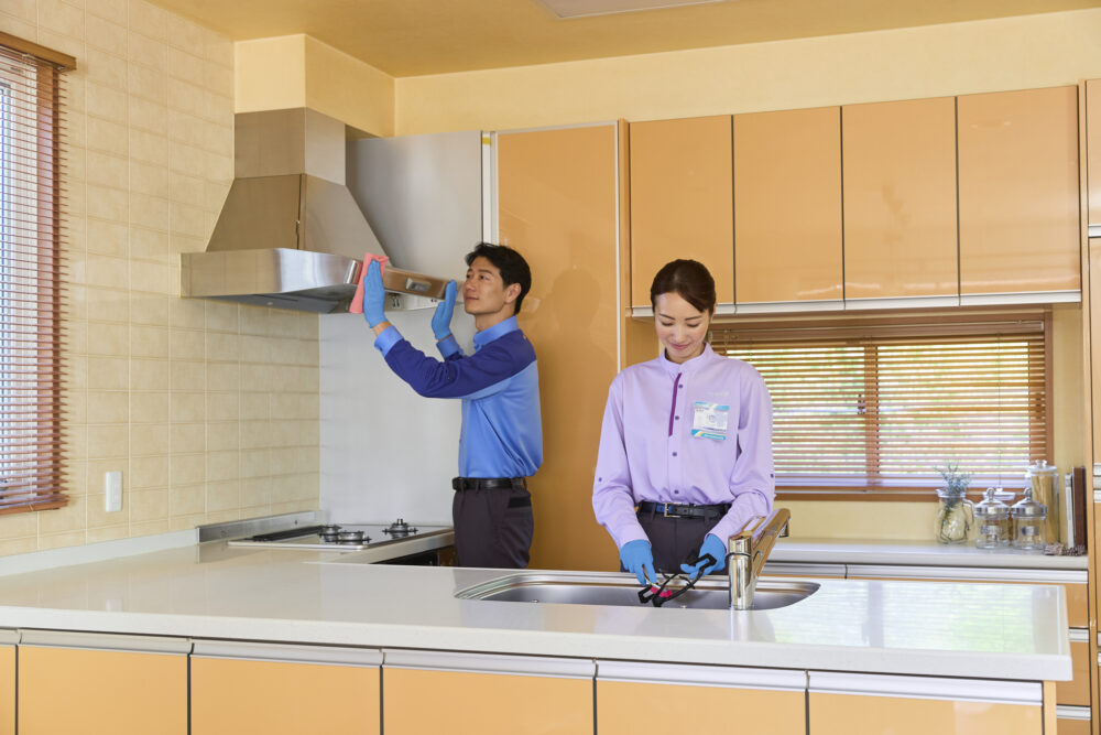 家庭用_キッチンクリーニング_男女_サービスシーン_2026